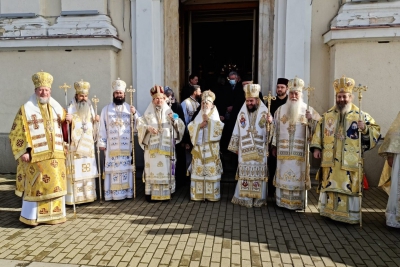9 Ierarhi ai BOR au slujit la Catedrala Veche, la deschiderea manifestărilor Bicentenarului Teologiei arădene
