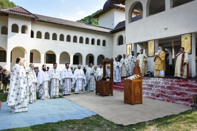 Hramul și punerea pietrei de temelie a bisericii Mănăstirii mehedințene Coșuștea Crivelnic
