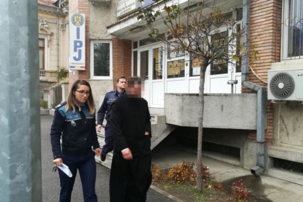 Un pretins călugăr de la Mănăstirea Pătrunsa a furat bani din două biserici în Mehedinţi
