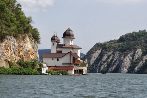 Slujire arhierească la mănăstirea Mraconia şi slujbă de pomenire pentru Episcopul Iosif Traian Badescu