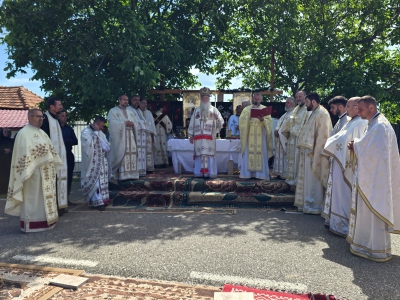 Zi de sărbătoare în Parohia Negrușa: Preasfințitul Părinte Nicodim a sfințit pictura și catapeteasma bisericii parohiale