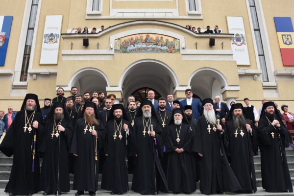 Slujba de hramul Catedralei din Caransebeş a fost oficiată de 10 ierarhi ai BOR